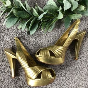 Chinese Laundry gold shoe size 7